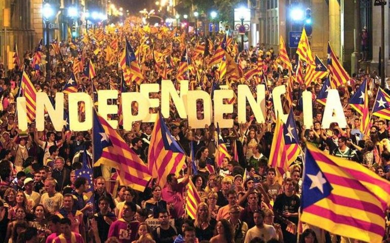 La Catalogna ha dichiarato l’indipendenza dalla Spagna. Il premier spagnolo Mariano Rajoy ha definito la proclamazione “un atto criminale”