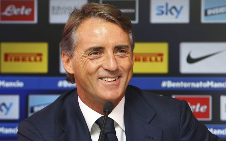 Roberto Mancini soccorre un’anziana in strada. “Fortuna che l’Italia non partecipa ai mondiali”