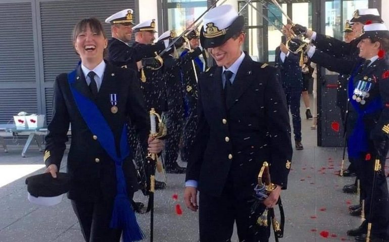 (FOTO) Fiori d’arancio con la divisa dalle Marina Militare per Rosa Maria e Lorella