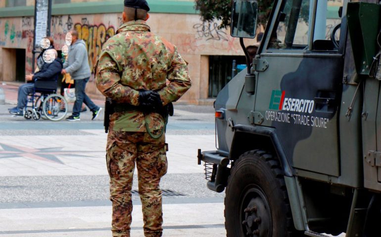 Si riparano dal freddo nella camionetta: 4 militari rischiano un anno di carcere