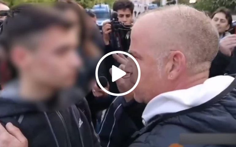 (VIDEO) Simone, 15enne romano difende la minoranza rom e risponde a Casapound: “Volete solo i voti”