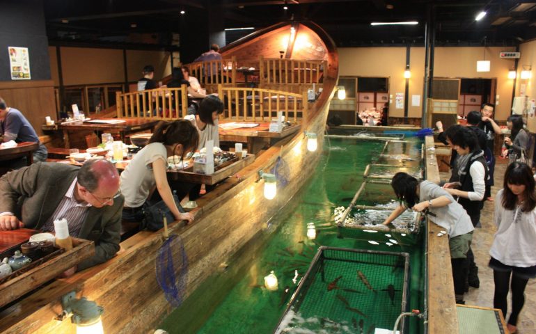 Vuoi pesce fresco? Pescatelo da solo…dentro il ristorante. L’originale idea di un locale di Tokyo