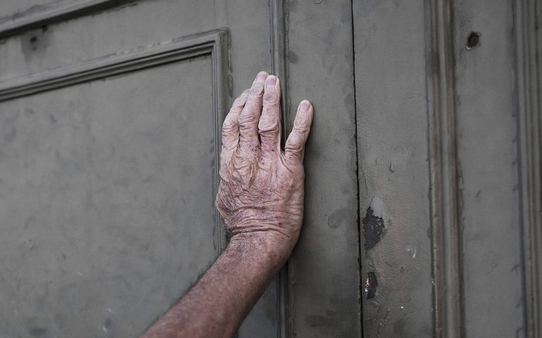 Napoli: ultra 90enne chiama il 113 fingendo una rapina per avere la compagnia dei poliziotti