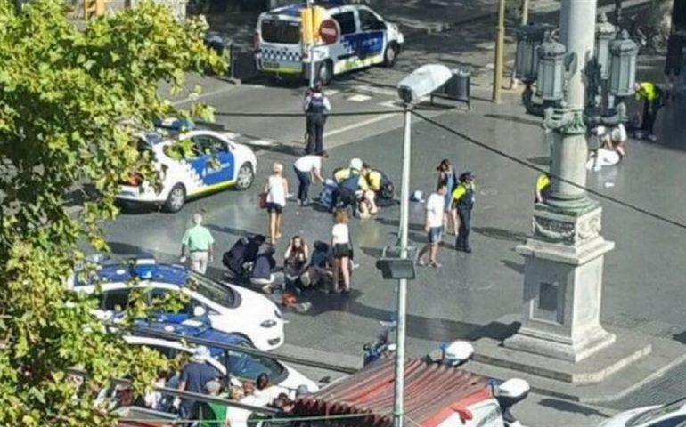 Attentato sulla Rambla a Barcellona: tre italiani feriti, forse un morto
