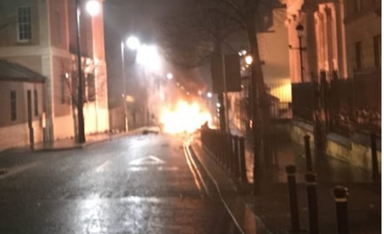 Autobomba esplode a Londonderry. Polizia: «Nessun ferito, auto sospetta»