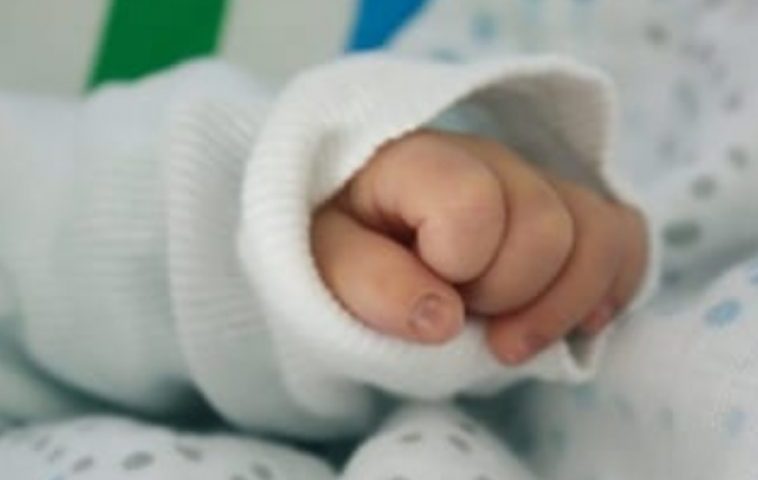 Circonciso in casa a cinque mesi: bimbo muore in ospedale a Reggio Emilia