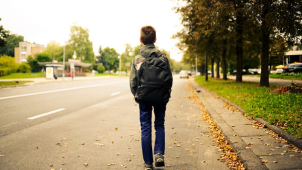 Bambino di 8 anni abbandonato in mezzo alla strada: rintracciati e denunciati i genitori