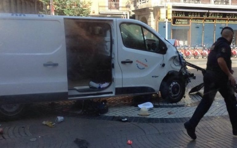 Terrore a Barcellona: furgone travolge la folla nella Rambla, diversi morti e decine di feriti