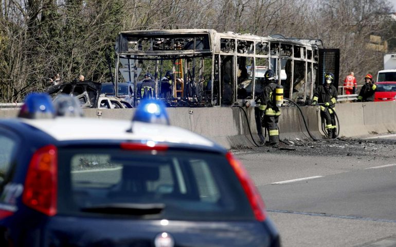 Milano: sequestra autobus pieno di studenti e gli dà fuoco