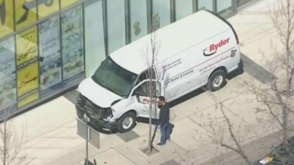 Toronto, furgone sulla folla: dieci morti e 15 feriti. In manette l’autista