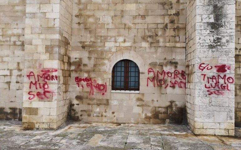Deturpa la cattedrale di Trani con una dedica d’amore. «Luigi, hai una fidanzata idiota», scrive il sindaco