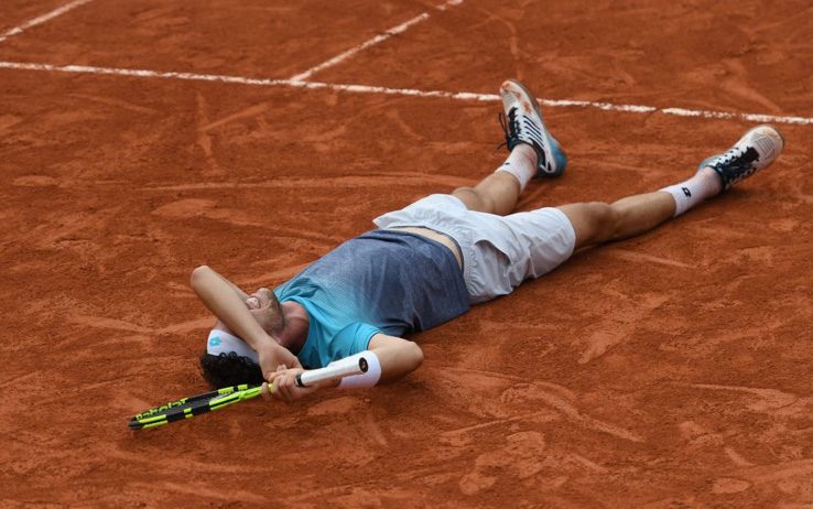 Un italiano in semifinale al Roland Garros di tennis a Parigi: Cecchinato batte Djokovic ed è nella leggenda