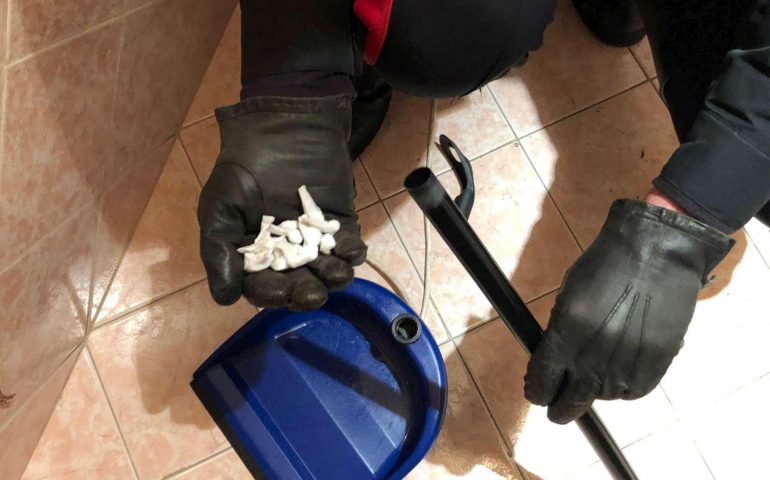Roma: casalinga pusher. Nascondeva la cocaina nel bastone della paletta della scopa