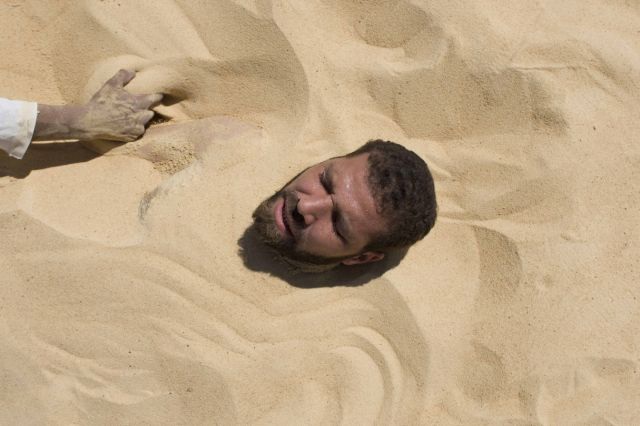Francia, muore sepolto nella sabbia, un gioco che è costato la vita