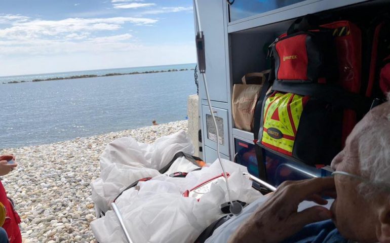 “Fatemi vedere il mare per l’ultima volta” e l’ambulanza si ferma in spiaggia