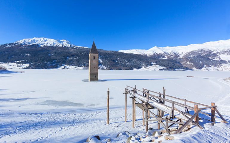 Uno dei luoghi più strani d’Italia è Curon Venosta, paese in provincia di Bolzano completamente sommerso (PHOTOGALLERY)