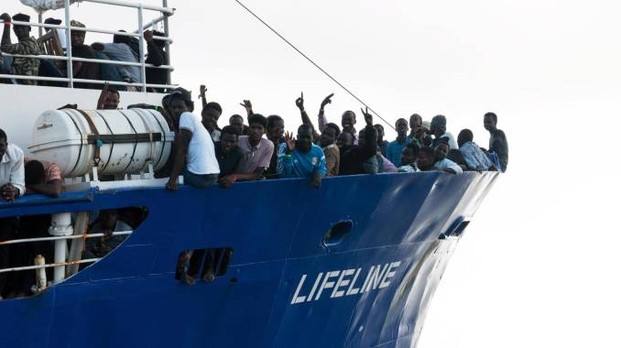 Migranti e Ong. La nave Lifeline tweetta a Salvini: “A bordo abbiamo degli esseri umani, non della carne”