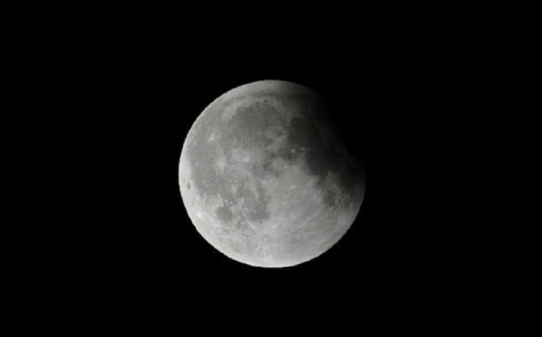 Stasera eclissi di luna: dopo le 20  la Terra, allineandosi col Sole, proietterà la sua ombra sul disco lunare