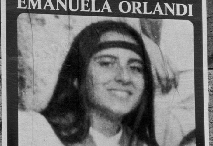 Il ritrovamento di un dossier riapre un nuovo capitolo nella vicenda di Emanuela Orlandi, la giovane cittadina vaticana svanita nel nulla il 22 giugno 1983. Il Vaticano smentisce: “Un falso”
