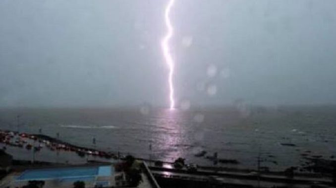 Lecce, un fulmine colpisce la spiaggia. Grave un 13enne