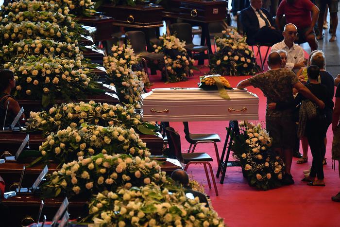 Conclusi a Genova i funerali di Stato per 19 delle 41 vittime, lunghi applausi per i Vigili del Fuoco