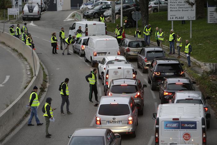 Francia. Scontri e un morto nelle proteste dei gilet gialli, il movimento contro il caro carburante