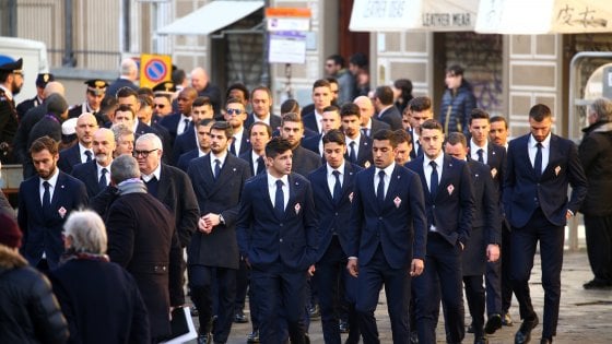 (VIDEO) Firenze si ferma per dare l’ultimo commosso saluto a Davide Astori