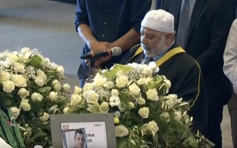 Genova: l’Imam ricorda le due vittime musulmane e invita alla tolleranza, tutti i fedeli applaudono