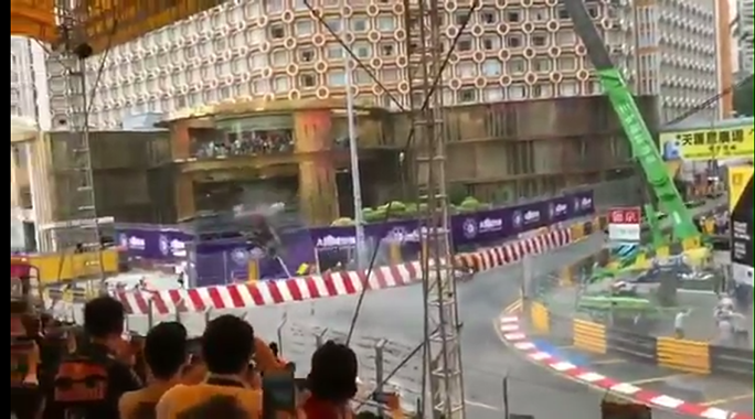 (VIDEO) Spaventoso incidente in Formula 3 a Macao. Pilota tedesca sbalzata fuori pista