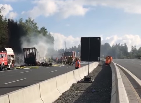 In Germania un autobus prende fuoco dopo un incidente: 48 le persone a bordo