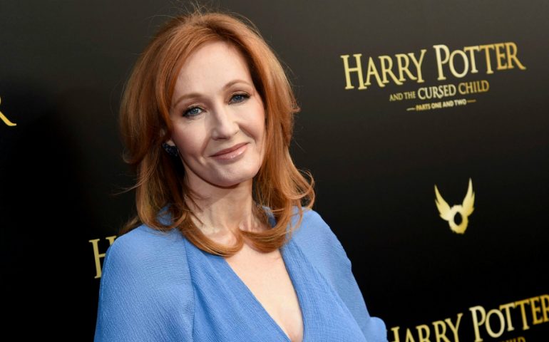 J.K. Rowling truffata dalla sua assistente personale: spese pazze con i soldi della scrittrice