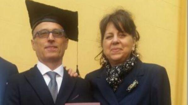 Si laurea al posto del figlio, ucciso da un colpo di fucile, per onorarne la memoria