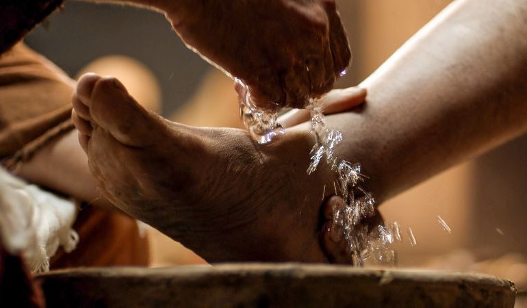 Immigrati in chiesa: il prete annulla il lavaggio dei piedi