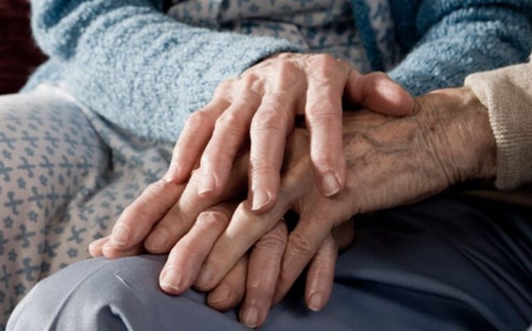 Un amore al di là della vita: 85enne trova la moglie morta e si lancia dal quarto piano