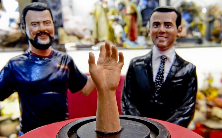 La “manina” denunciata da Di Maio diventa un gadget ed entra nel presepe napoletano