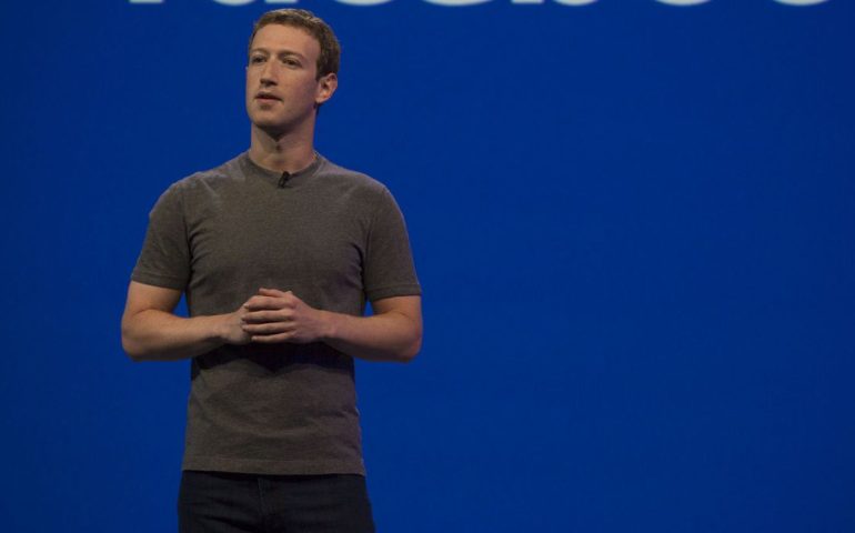 Zuckerberg dalla parte dei migranti: “Sono una risorsa, non rimpatriamoli”. Tim Cook (Apple) e Jeff Bezos (Amazon) gli fanno eco