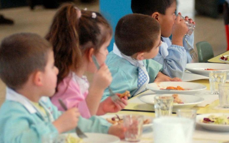 I genitori non possono pagarle la mensa e alla bambina portano tonno e cracker a pranzo
