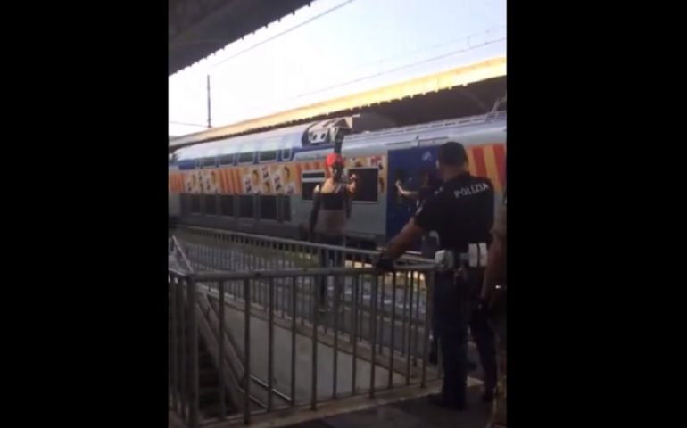 “Hai rotto, torna in Africa”: il video del poliziotto che caccia un migrante dalla Stazione di Ventimiglia (VIDEO)