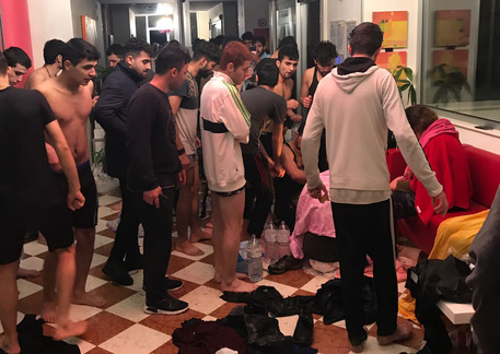 Crotone. Barca incagliata, abitanti di Melissa sentono le urla e salvano 51 migranti