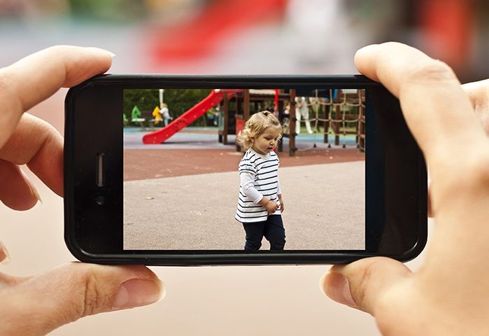 Le foto dei bambini sui social? Sì, ma solo se sono d’accordo sia mamma che papà, lo dice la legge