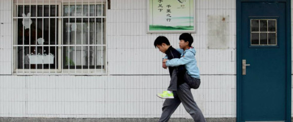 Cina: da tre anni carica sulle spalle il suo amico disabile e lo accompagna a scuola