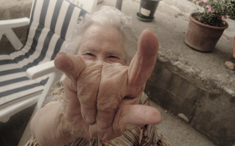 90 anni e non sentirli: nonnina tabaccaia mette in fuga ladro urlando a squarciagola