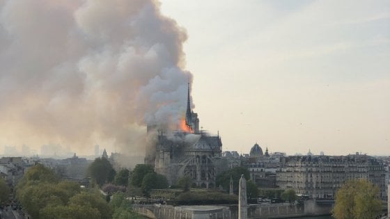 Paura a Parigi, fiamme altissime nella cattedrale di Notre-Dame
