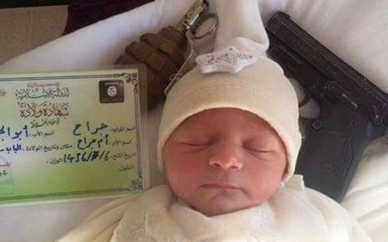 Orrore Isis: neonato con pistola e bomba a mano nella culla