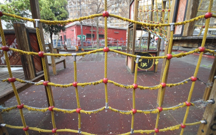 Bimba di 3 anni muore schiacciata dal cancello del parco giochi: tragedia a La Spezia