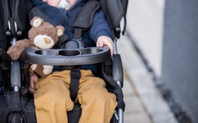 Mamma e papà si fanno un selfie e il passeggino col figlio finisce in mare