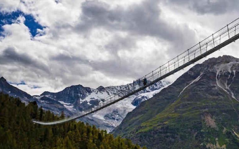 Il ponte sospeso più lungo del mondo è stato inaugurato in Svizzera
