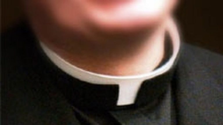 Piacenza, sacerdote arrestato: è accusato di maltrattamenti nei confronti di alcuni disabili