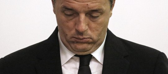 Matteo Renzi lascia la guida del PD. Farà il senatore. Poi il mezzo passo indietro: “Lascerò dopo il nuovo governo”. Beppe Grillo: “Lo abbiamo biodegradato”