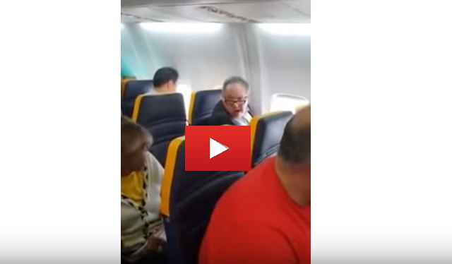 (VIDEO) Insulti razzisti su un volo Ryanair: un uomo si scaglia contro una donna di colore